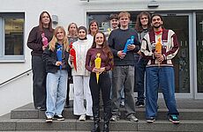 Eine Gruppe junger Leute steht zusammen.