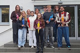 Eine Gruppe junger Leute steht zusammen.