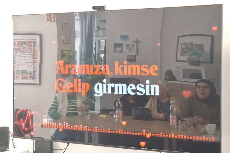Ein Bildschirm mit türkischen Wörtern wird gezeigt.