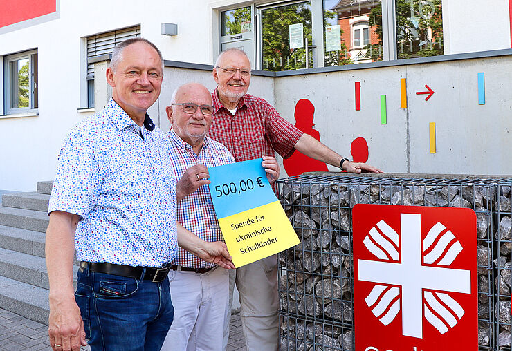 Vorstand der Vinzenz-Konferenz St. Bonifatius überreicht Spende an Caritasverband Herne