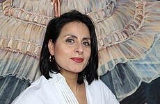 Eine Frau lächelt in die Kamera.