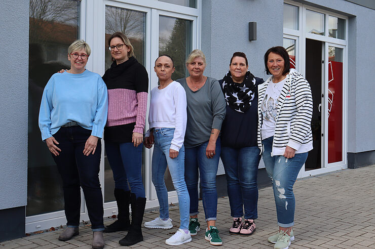 Sechs Frauen stehen nebeneinander.