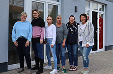 Sechs Frauen stehen nebeneinander.