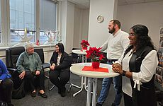 Mehrere Menschen sprechen miteinander.