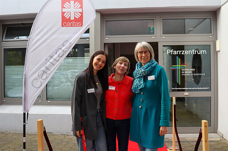 Drei Frauen stehen nebeneinander.