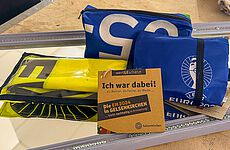 Blaue und gelbe Artikel liegen auf einem Tisch.