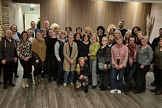 Eine große Gruppe Menschen steht zusammen.