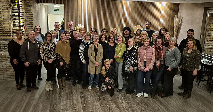 Eine große Gruppe Menschen steht zusammen.