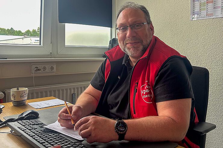 Ein Mann sitzt am Schreibtisch.