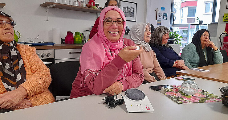 Eine Gruppe Frauen sitzt zusammen.