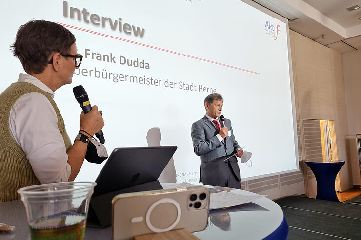 Moderatorin Katja Leistenschneider und Oberbürgermeister Dr. Frank Dudda.