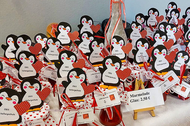 Viele Marmeladengläser mit Pinguinbild und Herzdeko