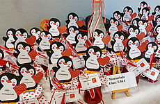 Viele Marmeladengläser mit Pinguinbild und Herzdeko