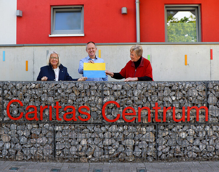 Spendenübergabe vor dem Caritas-Gebäude