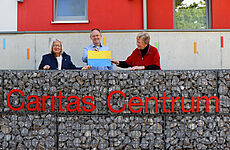 Spendenübergabe vor dem Caritas-Gebäude