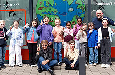 Friedensbild Caritas-Quartiersbüro mit Caritas-Team und Kindern