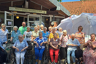20 Menschen sitzen neben- und hintereinander.