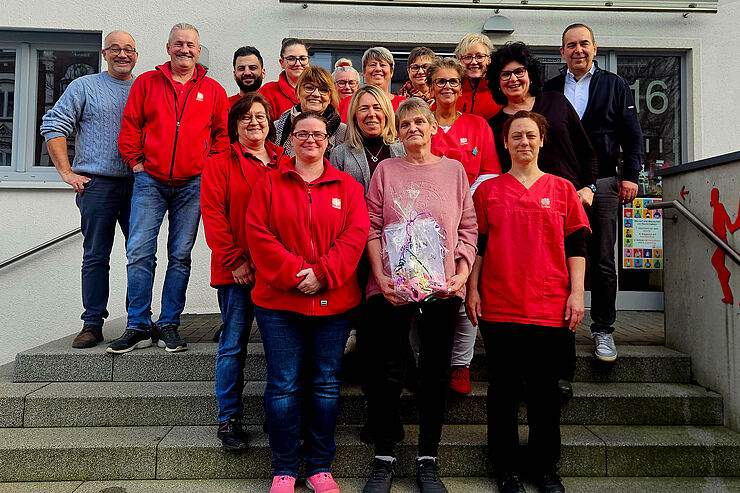 Eine Gruppe Menschen steht auf einer Treppe.