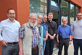 Sechs Personen stehen nebeneinander.