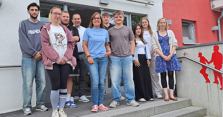 Eine Gruppe Menschen steht auf einer Treppe.