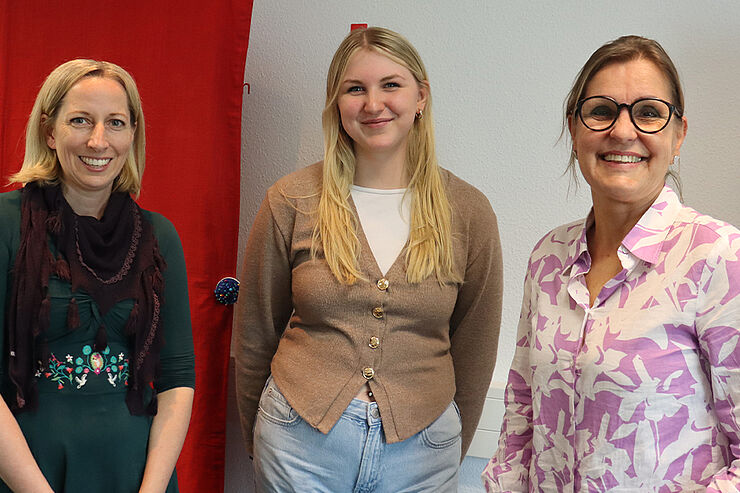 Drei Frauen stehen nebeneinander.