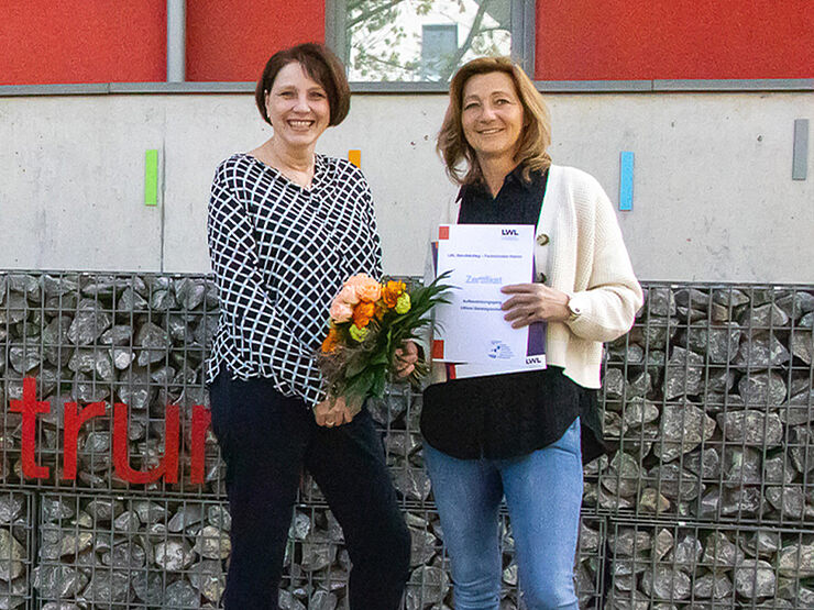 Nicole Amann-Lichtleutner und Simone Greiling vor Caritas Centrum