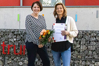 Nicole Amann-Lichtleutner und Simone Greiling vor Caritas Centrum