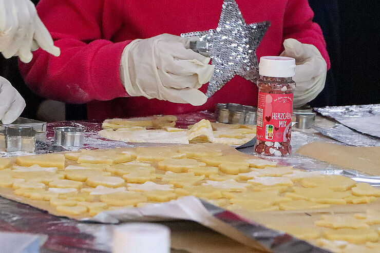 Caritas-Keksebacken "Weihnachten überwindet Grenzen"