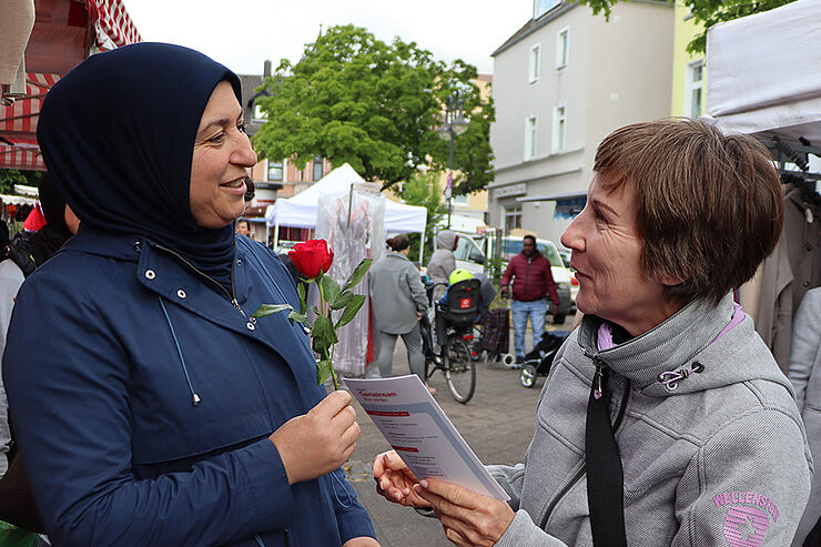 Zwei Frauen sind im Gespräch.