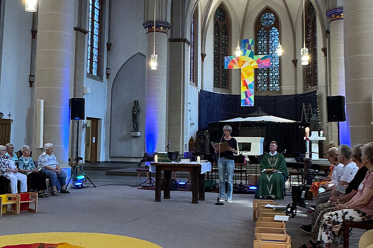 Eine Frau trägt in der Kirche etwas vor.