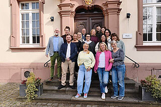 Eine Gruppe Menschen steht auf einer Treppe.