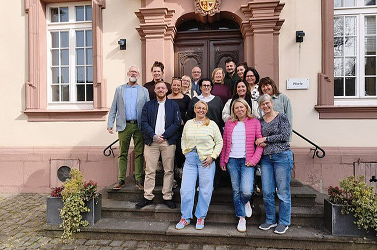 Eine Gruppe Menschen steht auf einer Treppe.