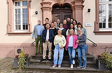 Eine Gruppe Menschen steht auf einer Treppe.