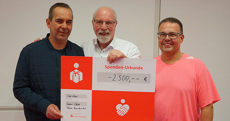 Spende Lions Club an Caritas-Aktion Schulmaterial